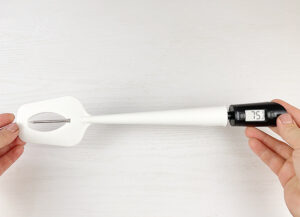 Hands holding a thermo spatula